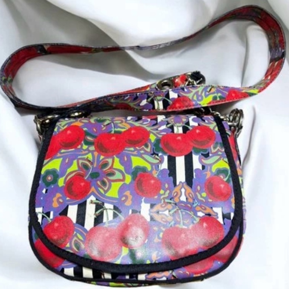 BETSEY JOHNSON……..…Black & White floral Striped Lined Shoulder Bag. Pre Loved